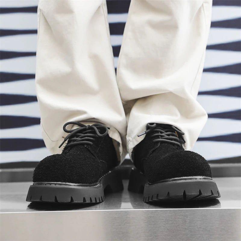 Men’s VOIDWEAR VDR_SIGNAL_03 derby shoes in black leather with thick rubber sole, slip-on design, and ritual-inspired streetwear aesthetic. Black shoes with thick soles worn with white pants on a striped background