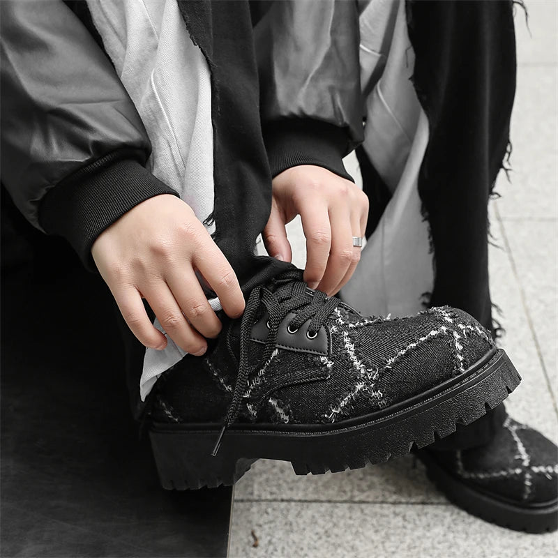 VOIDWEAR SIGNAL_CANVAS_09 ☰ men’s breathable split leather casual shoes in black, slip-on lace hybrid with rubber sole, minimalist ritual-inspired design.
