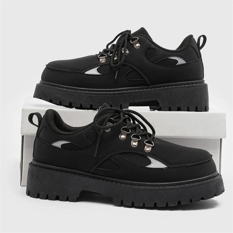 VOIDWEAR SIGNAL_VANISH_10 ☰ ankle-height PU leather boots with platform rubber outsole, mesh lining, and minimalist vanish design for spring/autumn. Black platform shoes on a white background