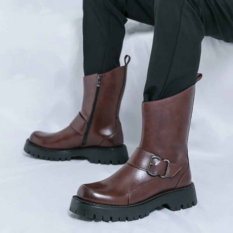 VDR_LEISURE_1035 ∆ men’s handcrafted split leather casual ankle boots, breathable mesh, spring/autumn urban wear, U.S. + EU SEO optimized. Brown leather boots with a buckle detail worn by a person on a light gray background